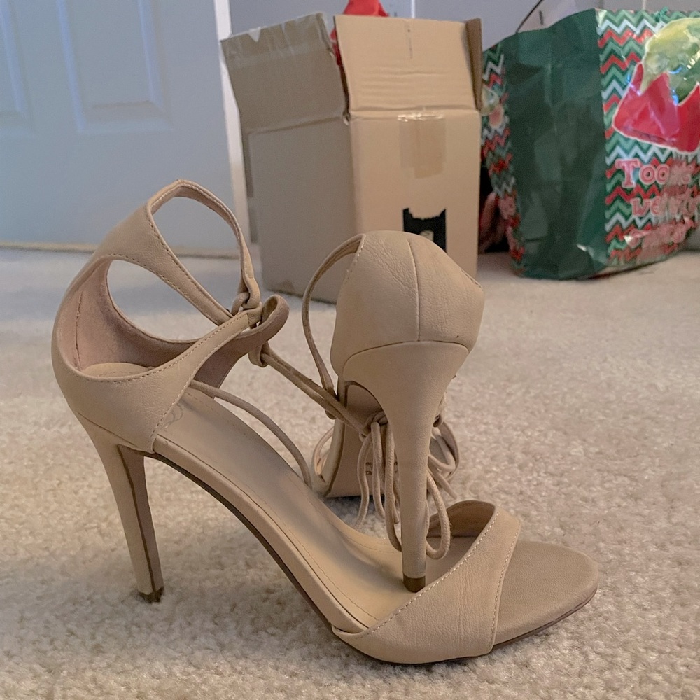 CHIC TAN NEUTRAL HEELS MUST NEED STATEMENT SHOE!